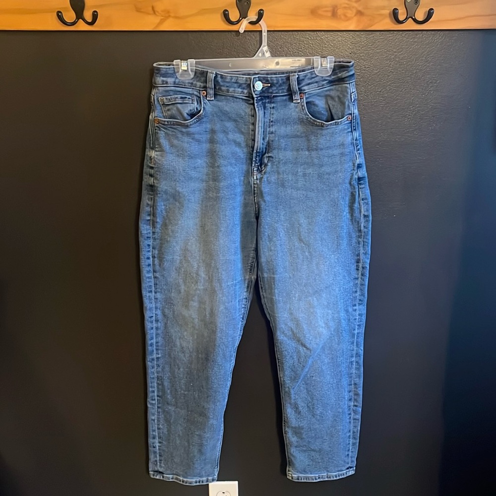 American Eagle 10 short straight leg. Has good stretch to it.